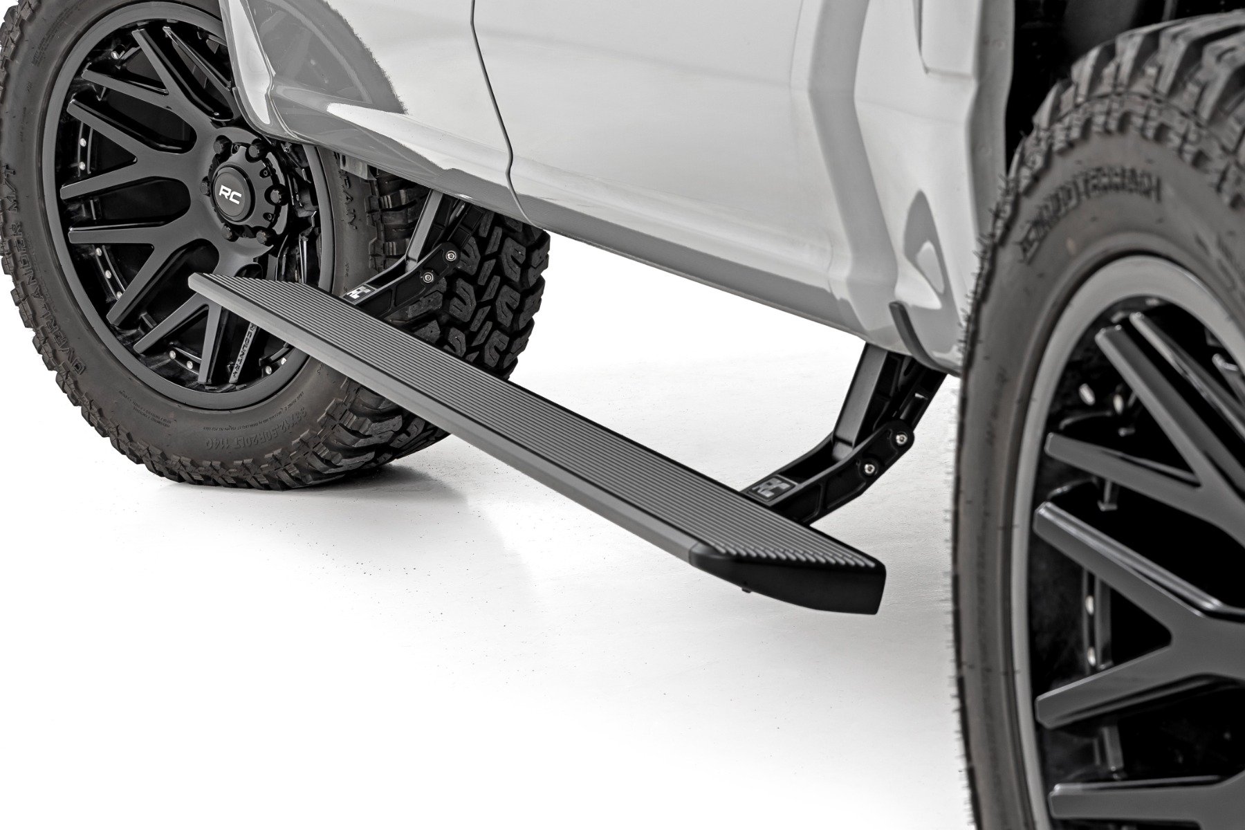 Elite Series Power Running Boards | Crew Cab | Ford F-150/Lightning/250/350/Raptor (15-26)